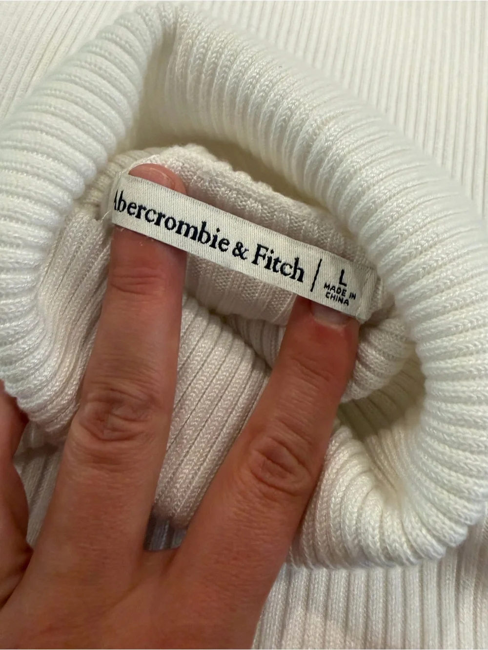 ABERCROMBIE & FITCH White Ribbed Turtleneck Sweater